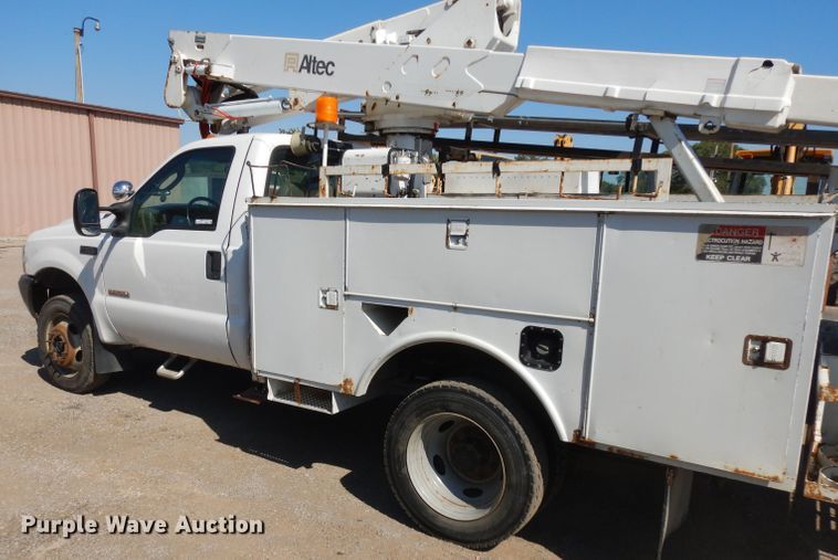 image for item GI9328 2004 Ford F550 Super Duty bucket truck