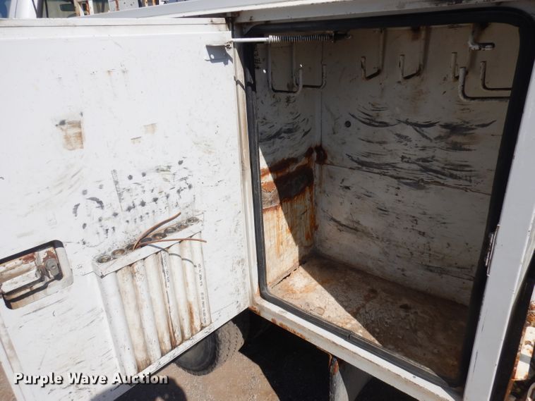 image for item GI9328 2004 Ford F550 Super Duty bucket truck