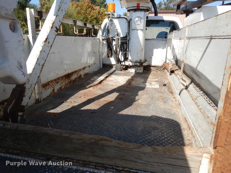 image for item GI9328 2004 Ford F550 Super Duty bucket truck