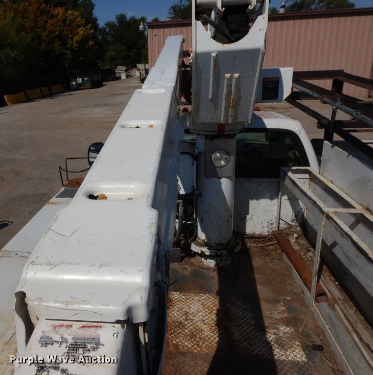 image for item GI9328 2004 Ford F550 Super Duty bucket truck