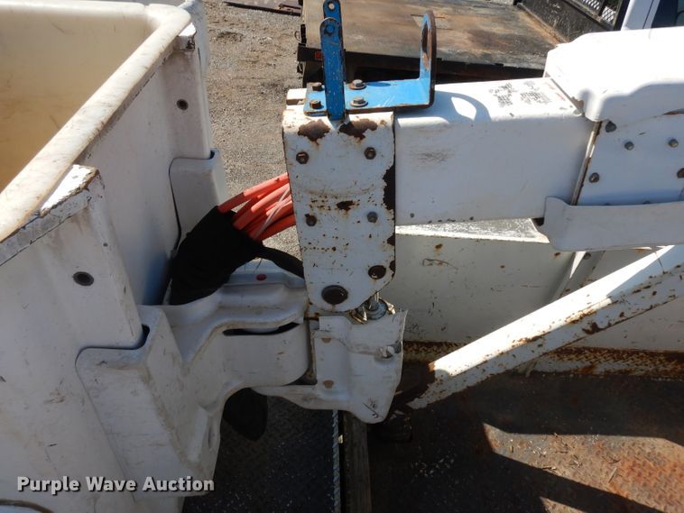 image for item GI9328 2004 Ford F550 Super Duty bucket truck