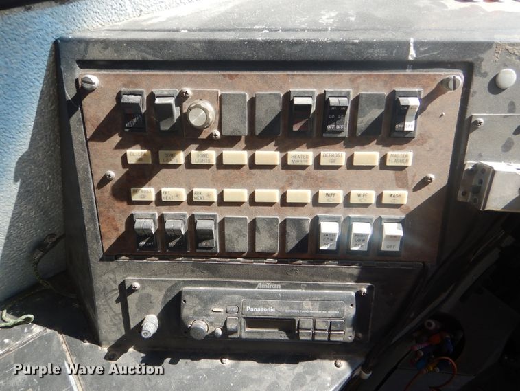 image for item DD4482 1995 International 3800 AmTran school bus