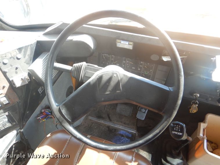 image for item DD4482 1995 International 3800 AmTran school bus