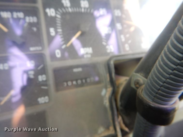 image for item DD4482 1995 International 3800 AmTran school bus