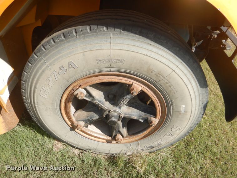 image for item DD4482 1995 International 3800 AmTran school bus