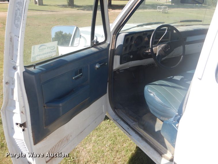 image for item DD4483 1988 GMC Suburban 2500 SUV