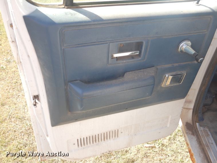 image for item DD4483 1988 GMC Suburban 2500 SUV