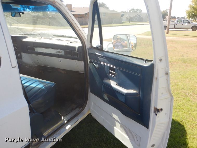 image for item DD4483 1988 GMC Suburban 2500 SUV