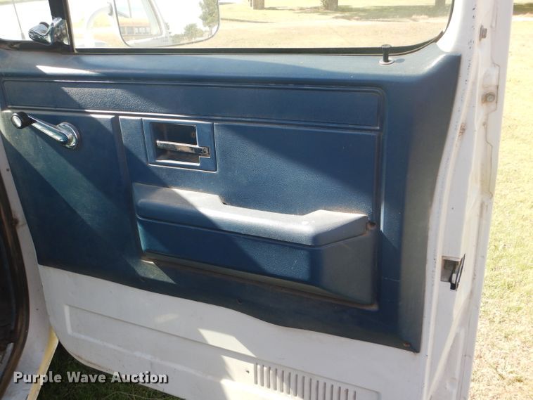 image for item DD4483 1988 GMC Suburban 2500 SUV