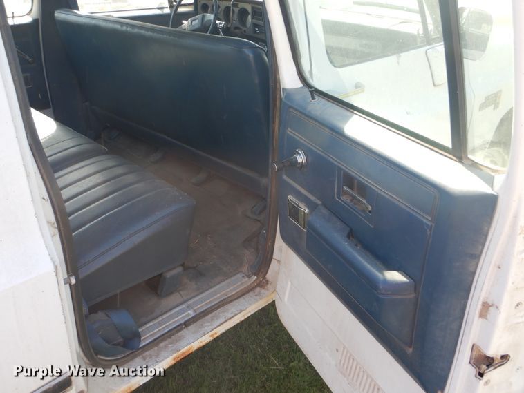 image for item DD4483 1988 GMC Suburban 2500 SUV