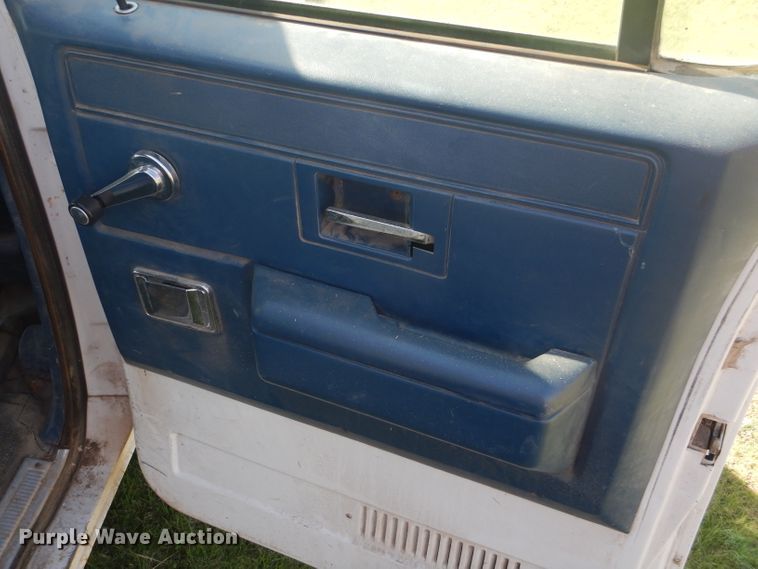 image for item DD4483 1988 GMC Suburban 2500 SUV