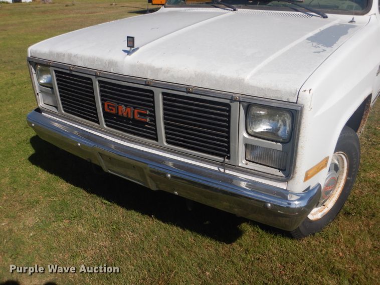 image for item DD4483 1988 GMC Suburban 2500 SUV