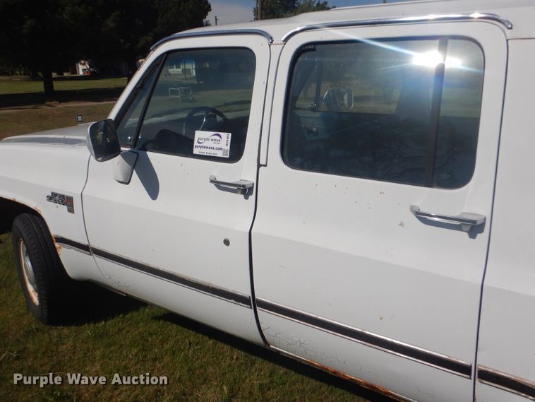 image for item DD4483 1988 GMC Suburban 2500 SUV