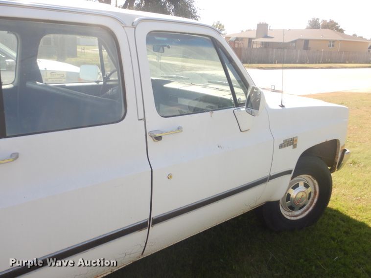 image for item DD4483 1988 GMC Suburban 2500 SUV