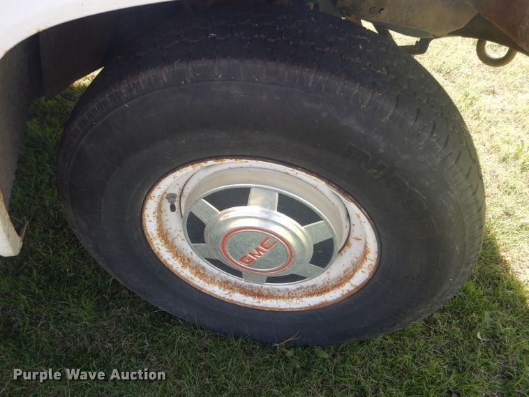 image for item DD4483 1988 GMC Suburban 2500 SUV