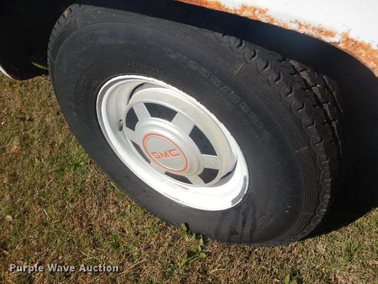 image for item DD4483 1988 GMC Suburban 2500 SUV