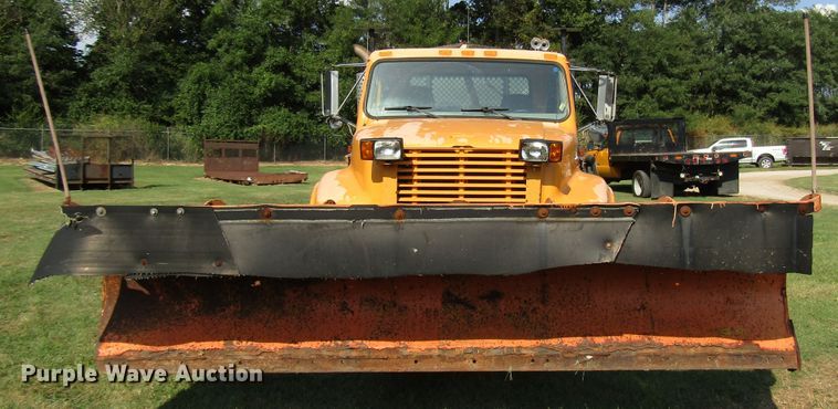 image for item DG8208 2002 International 4900 flatbed truck