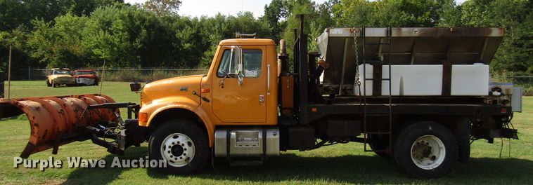 image for item DG8208 2002 International 4900 flatbed truck