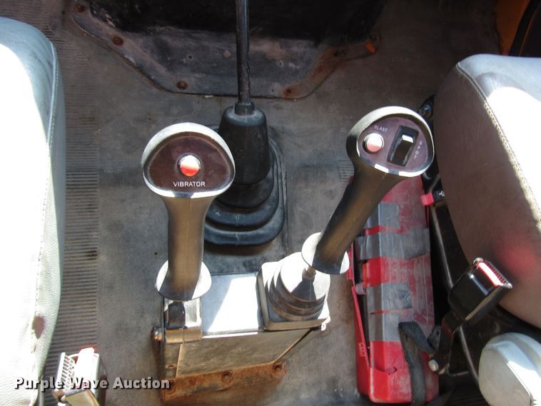 image for item DG8208 2002 International 4900 flatbed truck