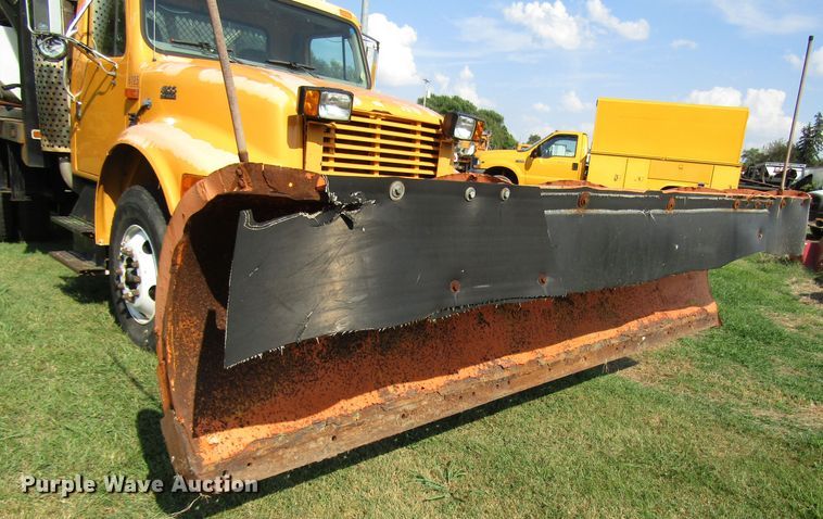 image for item DG8208 2002 International 4900 flatbed truck