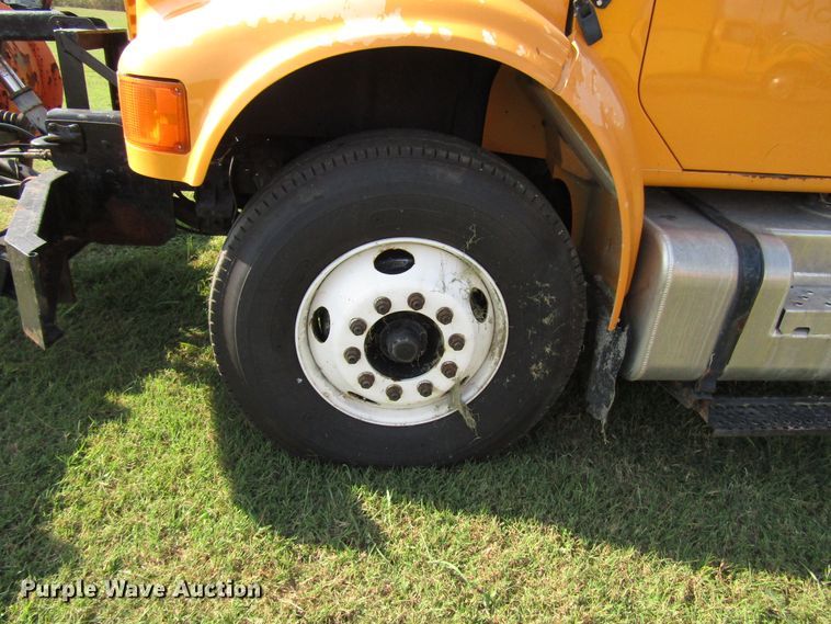 image for item DG8208 2002 International 4900 flatbed truck