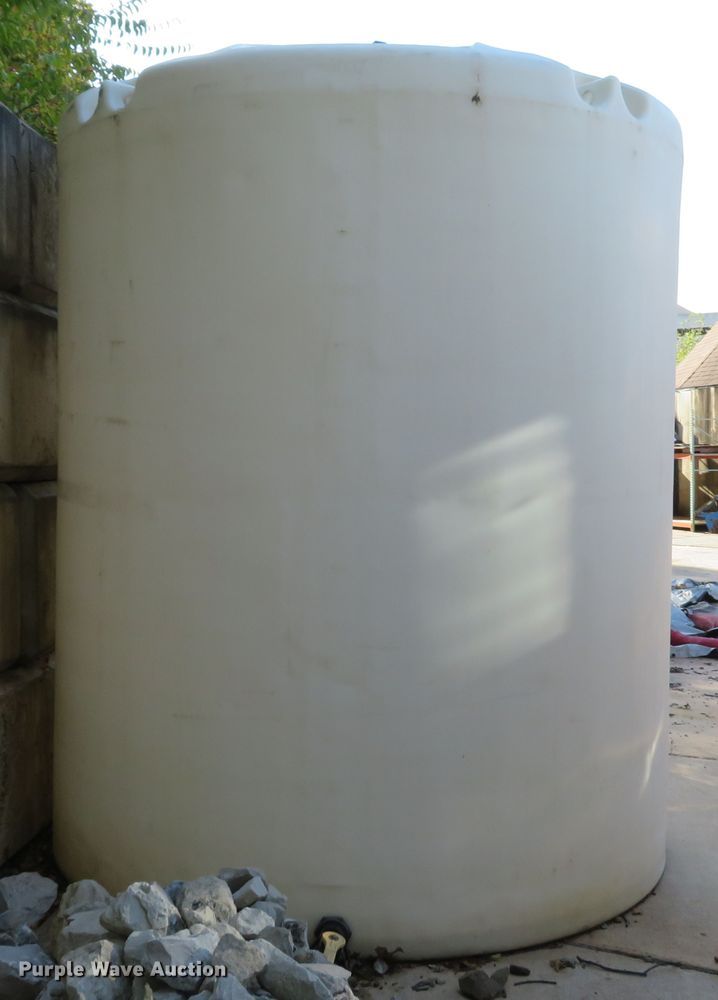 image for item DH1618 4,000 gallon poly tank