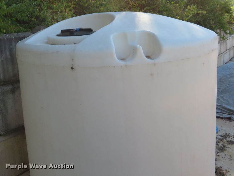 image for item DH1618 4,000 gallon poly tank