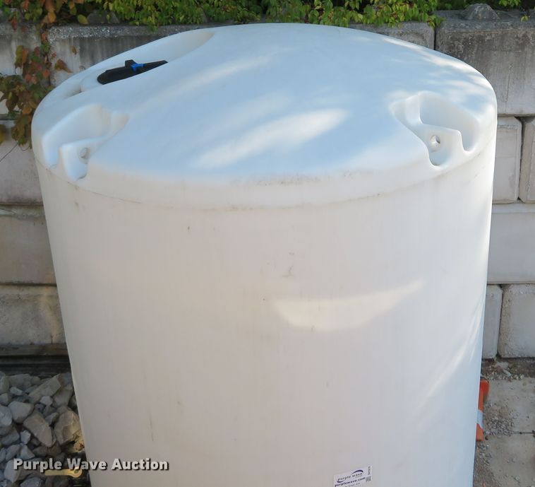 image for item DH1618 4,000 gallon poly tank