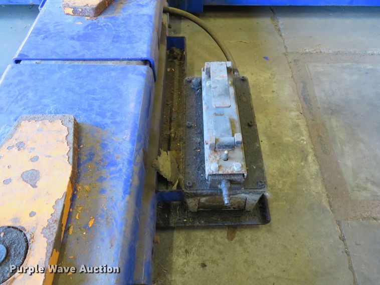 image for item DH1619 Four post automotive lift