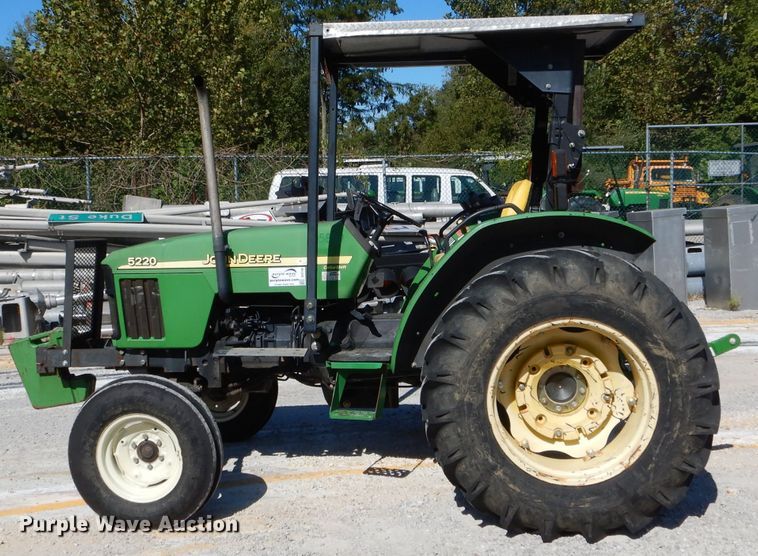 image for item DH2146 2003 John Deere 5220 tractor