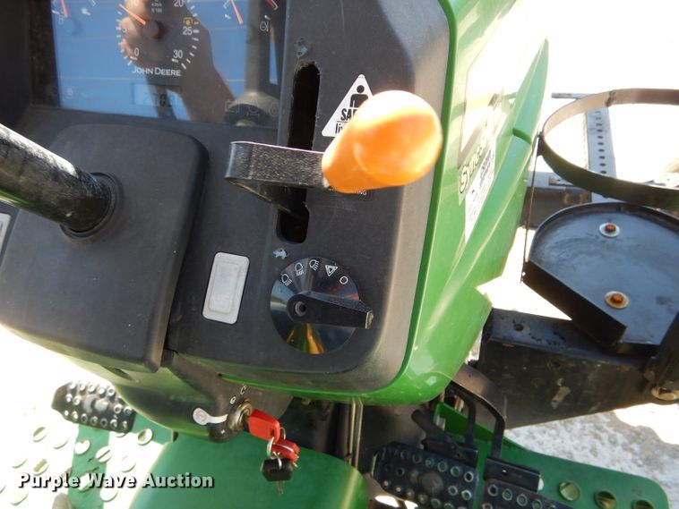 image for item DH2149 2006 John Deere 5525 tractor