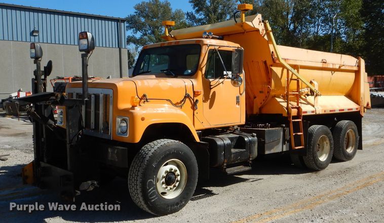 image for item DH2158 2002 International 2574 dump truck