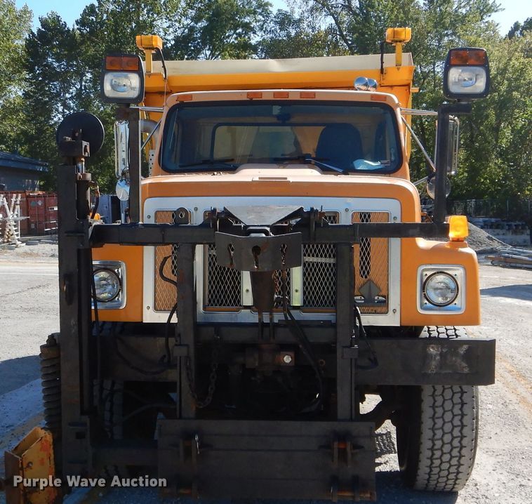 image for item DH2158 2002 International 2574 dump truck