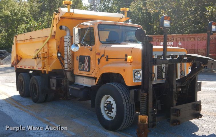 image for item DH2158 2002 International 2574 dump truck