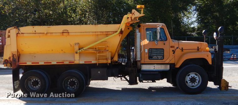 image for item DH2158 2002 International 2574 dump truck