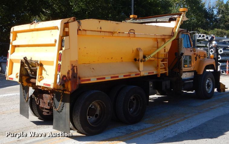 image for item DH2158 2002 International 2574 dump truck