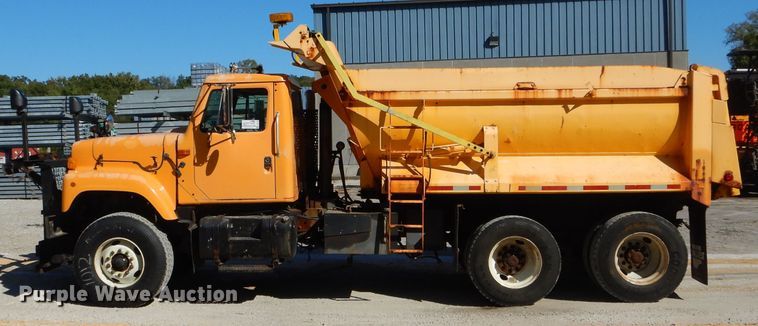image for item DH2158 2002 International 2574 dump truck