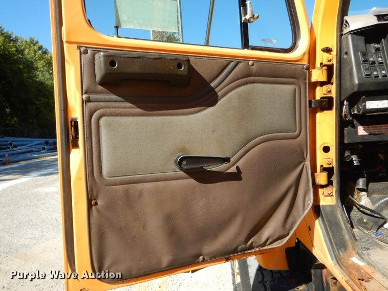 image for item DH2158 2002 International 2574 dump truck