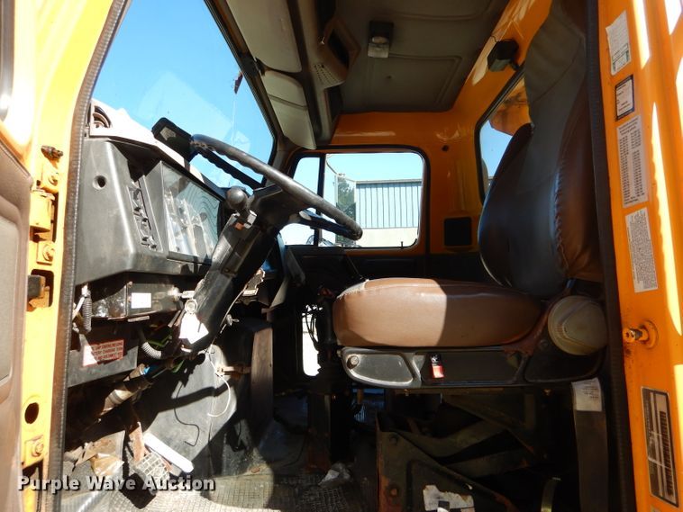 image for item DH2158 2002 International 2574 dump truck