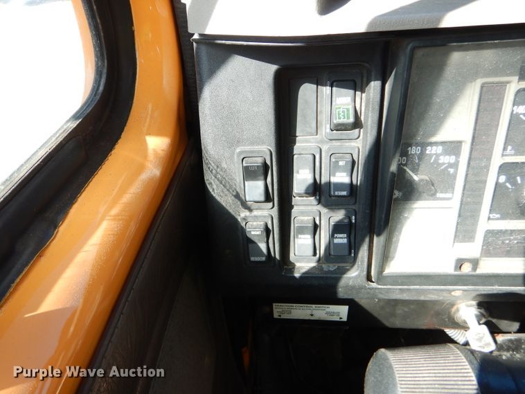 image for item DH2158 2002 International 2574 dump truck