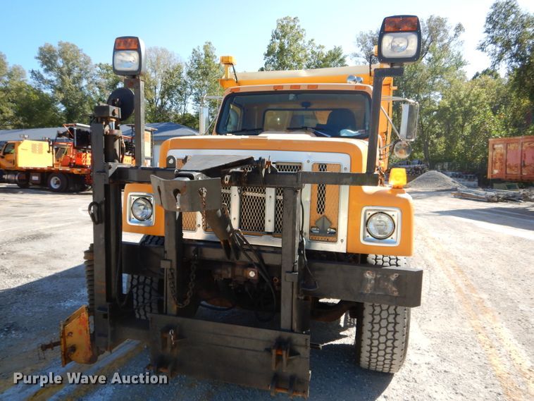 image for item DH2158 2002 International 2574 dump truck
