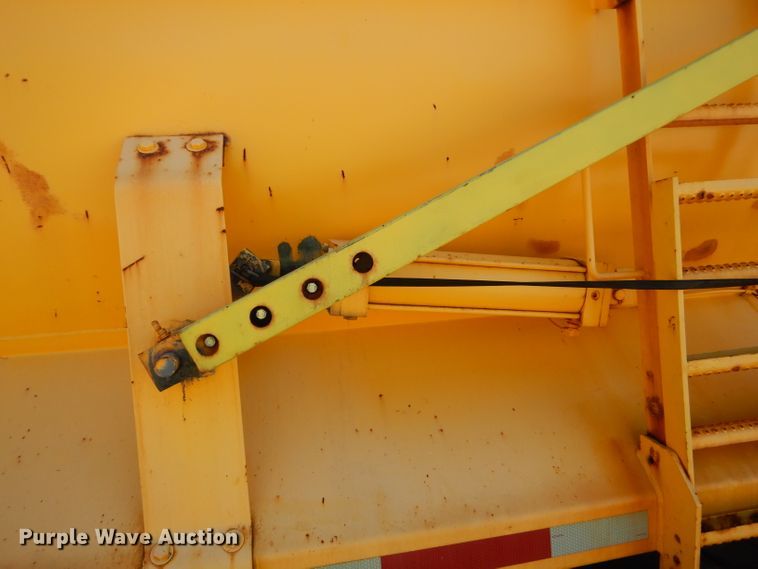 image for item DH2158 2002 International 2574 dump truck