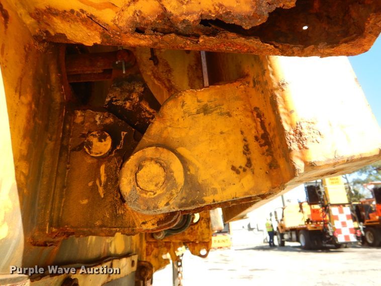 image for item DH2158 2002 International 2574 dump truck