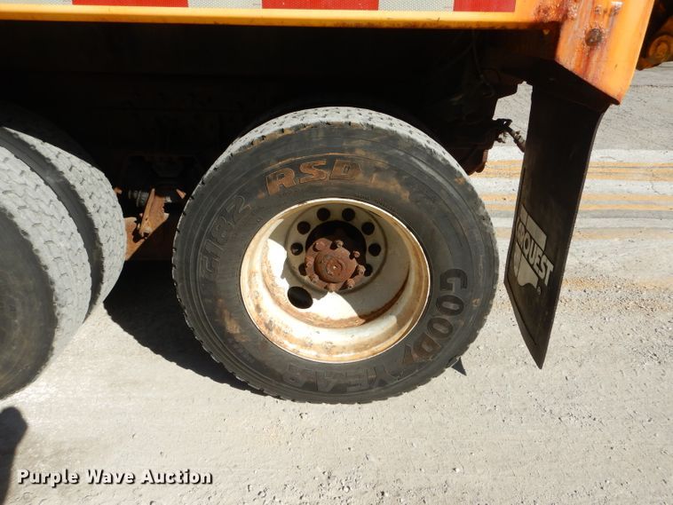 image for item DH2158 2002 International 2574 dump truck