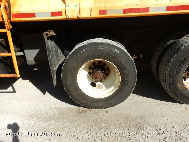 image for item DH2158 2002 International 2574 dump truck