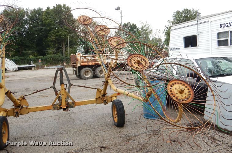 image for item DI2563 Vermeer WR-22 hay rake