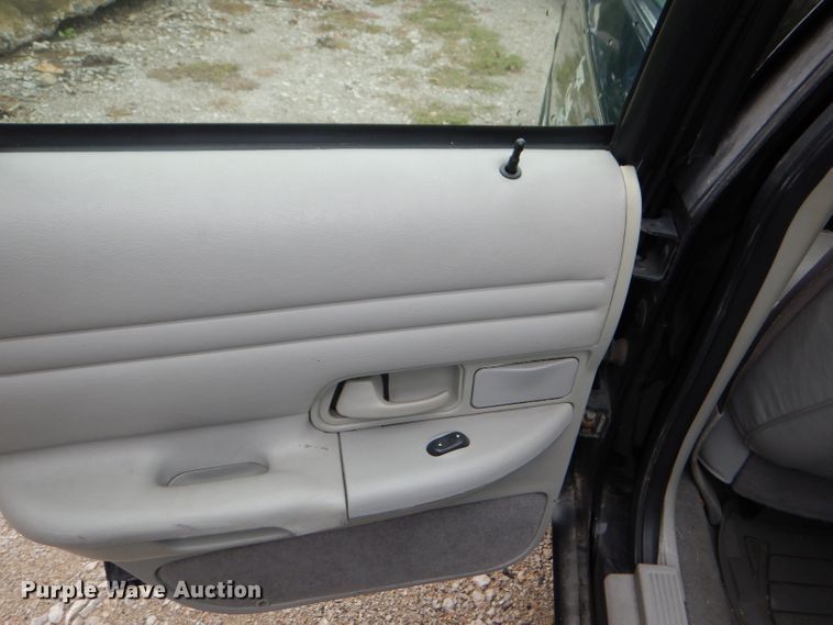image for item DI2567 2002 Ford Crown Victoria LX