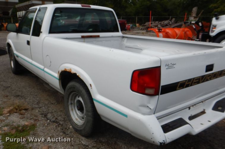 image for item DI2570 1995 Chevrolet S10 LS Ext. Cab pickup truck