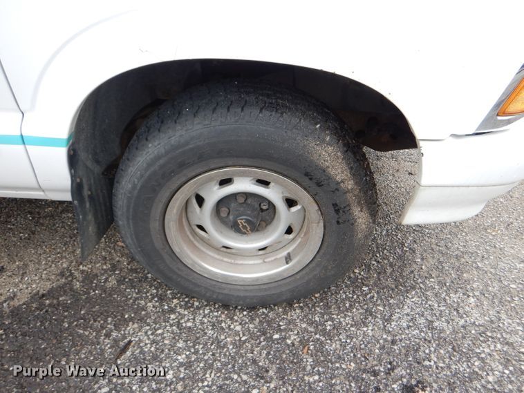 image for item DI2570 1995 Chevrolet S10 LS Ext. Cab pickup truck