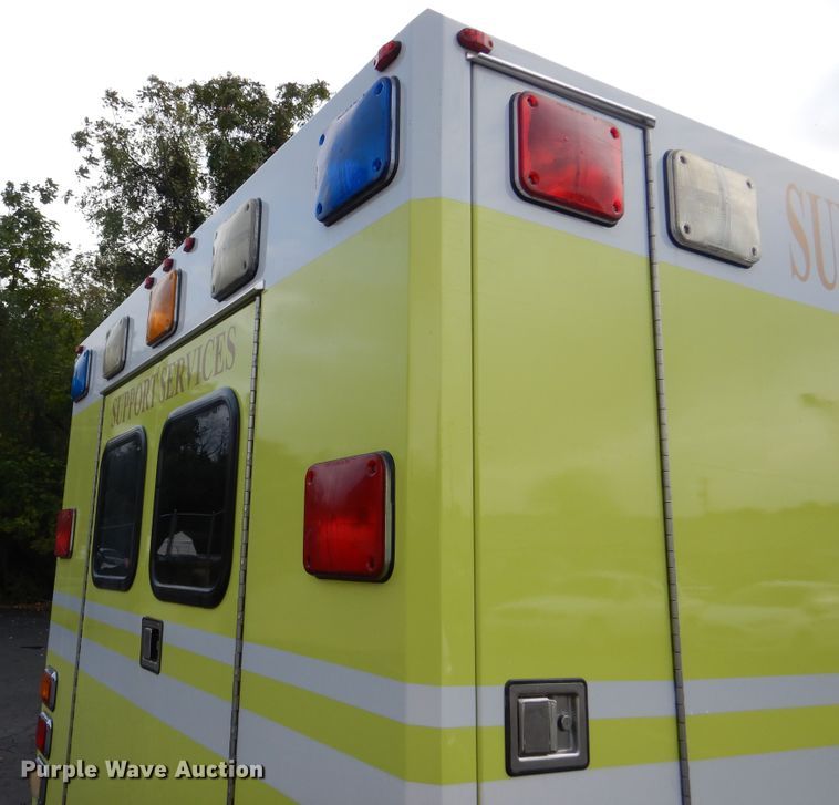 image for item EK9086 2002 Ford Econoline E450 ambulance